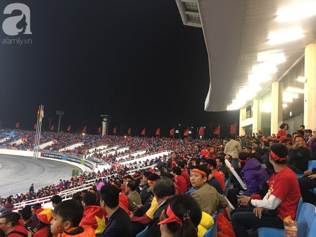 Chung kết AFF Cup: Hàng vạn CĐV đổ ra đường ăn mừng chiến thắng: 10 năm sau, lịch sử lại gọi tên Việt Nam! - Ảnh 29.