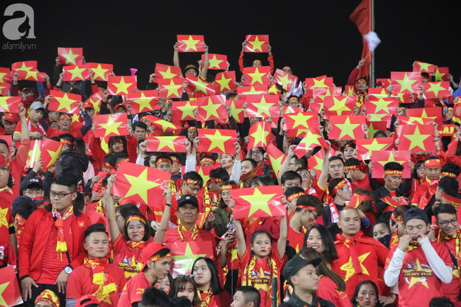 Chung kết AFF Cup: Hàng vạn CĐV đổ ra đường ăn mừng chiến thắng: 10 năm sau, lịch sử lại gọi tên Việt Nam! - Ảnh 27.
