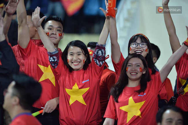 Chung kết AFF Cup: Hàng vạn CĐV đổ ra đường ăn mừng chiến thắng: 10 năm sau, lịch sử lại gọi tên Việt Nam! - Ảnh 20.