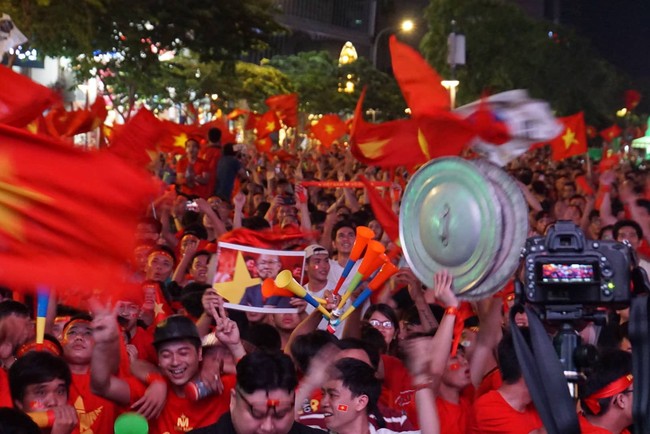 Chung kết AFF Cup: Hàng vạn CĐV đổ ra đường ăn mừng chiến thắng: 10 năm sau, lịch sử lại gọi tên Việt Nam! - Ảnh 16.