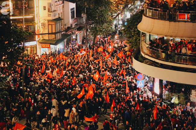 Chung kết AFF Cup: Hàng vạn CĐV đổ ra đường ăn mừng chiến thắng: 10 năm sau, lịch sử lại gọi tên Việt Nam! - Ảnh 1.