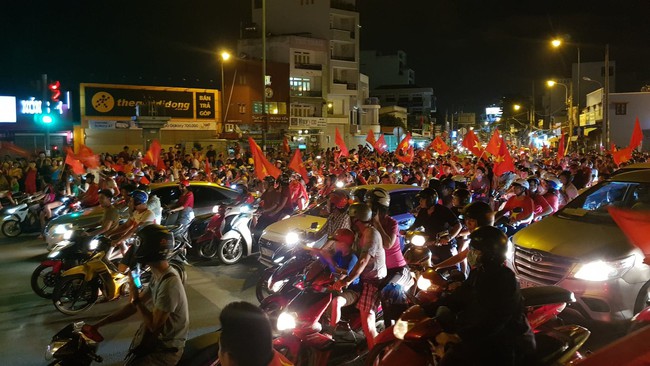 Chung kết AFF Cup: Hàng vạn CĐV đổ ra đường ăn mừng chiến thắng: 10 năm sau, lịch sử lại gọi tên Việt Nam! - Ảnh 4.