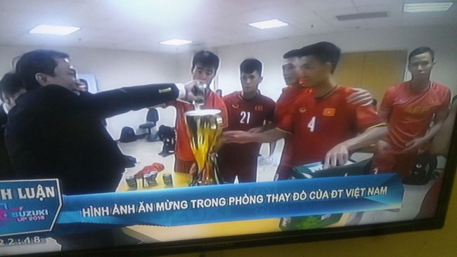 Là việc bị cấm suốt kỳ thi đấu, nhưng giành cúp xong đội tuyển Việt Nam đã ăn mừng ngay bằng việc này - Ảnh 3.