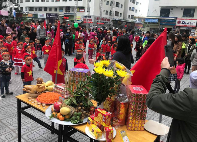 Cư dân HH Linh Đàm mua xôi gấc, gà luộc thắp hương cầu may cho đội tuyển Việt Nam đoạt cup vô địch - Ảnh 1.