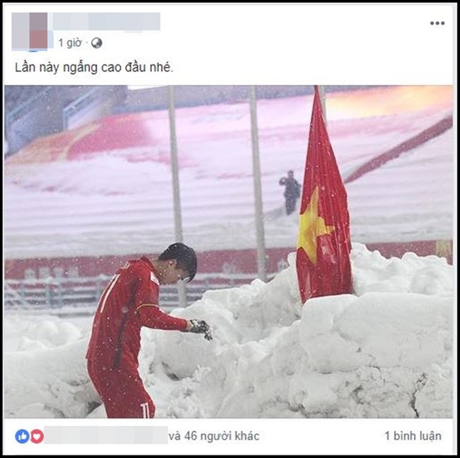 Hình ảnh Duy Mạnh cúi đầu trước quốc kỳ trên núi tuyết bất ngờ được dân mạng chia sẻ lại kèm lời chúc ý nghĩa - Ảnh 2.