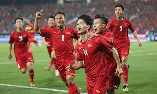 Vợ đẻ đúng ngày chung kết AFF Cup, bố trẻ họ Trịnh nhận cái kết bất ngờ khi nhờ dân mạng đặt tên cho con - Ảnh 2.