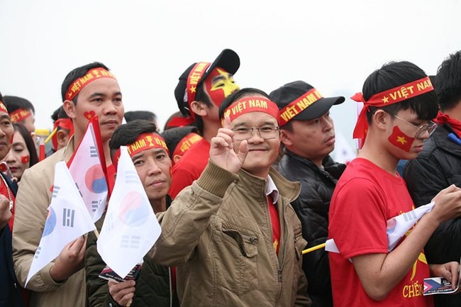 Chung kết AFF Cup: Hàng vạn CĐV đổ ra đường ăn mừng chiến thắng: 10 năm sau, lịch sử lại gọi tên Việt Nam! - Ảnh 37.