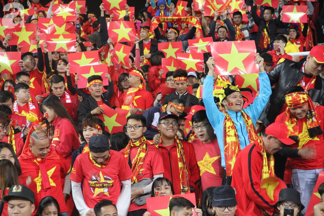 Chung kết AFF Cup: Hàng vạn CĐV đổ ra đường ăn mừng chiến thắng: 10 năm sau, lịch sử lại gọi tên Việt Nam! - Ảnh 28.