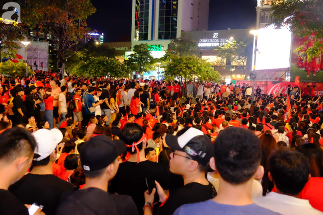 Chung kết AFF Cup: Hàng vạn CĐV đổ ra đường ăn mừng chiến thắng: 10 năm sau, lịch sử lại gọi tên Việt Nam! - Ảnh 24.