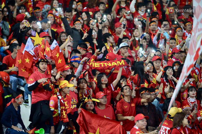 Chung kết AFF Cup: Hàng vạn CĐV đổ ra đường ăn mừng chiến thắng: 10 năm sau, lịch sử lại gọi tên Việt Nam! - Ảnh 21.