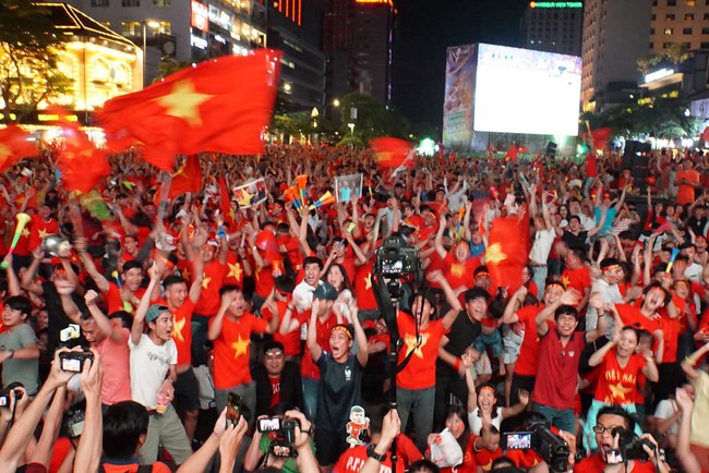 Chung kết AFF Cup: Hàng vạn CĐV đổ ra đường ăn mừng chiến thắng: 10 năm sau, lịch sử lại gọi tên Việt Nam! - Ảnh 17.