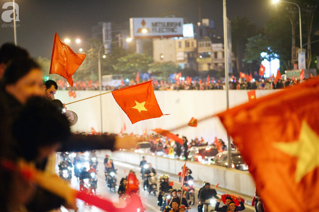 Chung kết AFF Cup: Hàng vạn CĐV đổ ra đường ăn mừng chiến thắng: 10 năm sau, lịch sử lại gọi tên Việt Nam! - Ảnh 6.