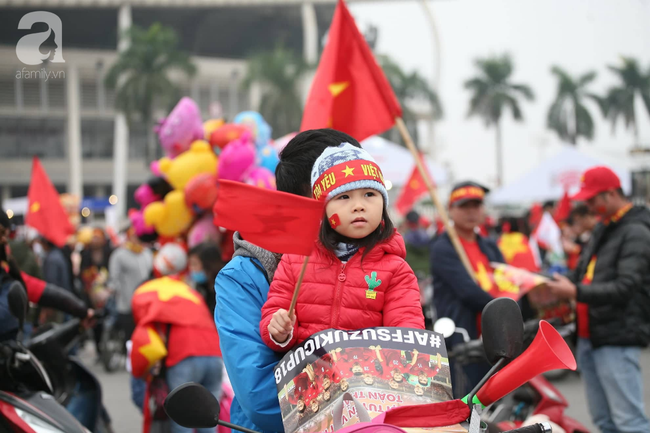 Dàn cổ động viên nhí xinh xắn nổi bật giữa hàng nghìn người hâm mộ đến sân Mỹ Đình trước giờ chung kết - Ảnh 6.