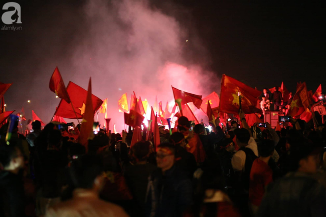 Chung kết AFF Cup: Hàng vạn CĐV đổ ra đường ăn mừng chiến thắng: 10 năm sau, lịch sử lại gọi tên Việt Nam! - Ảnh 14.