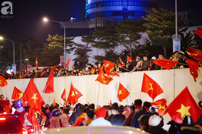 Chung kết AFF Cup: Hàng vạn CĐV đổ ra đường ăn mừng chiến thắng: 10 năm sau, lịch sử lại gọi tên Việt Nam! - Ảnh 7.