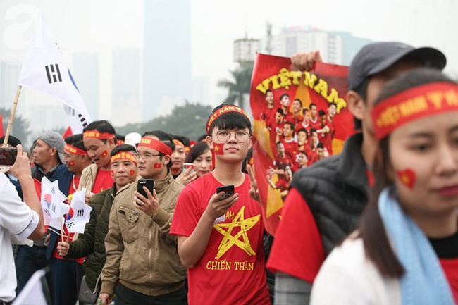 Chung kết AFF Cup: Hàng vạn CĐV đổ ra đường ăn mừng chiến thắng: 10 năm sau, lịch sử lại gọi tên Việt Nam! - Ảnh 39.