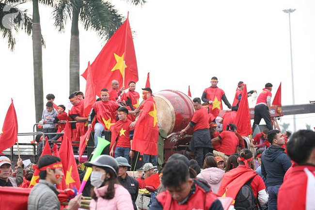 Chung kết AFF Cup: Hàng vạn CĐV đổ ra đường ăn mừng chiến thắng: 10 năm sau, lịch sử lại gọi tên Việt Nam! - Ảnh 35.