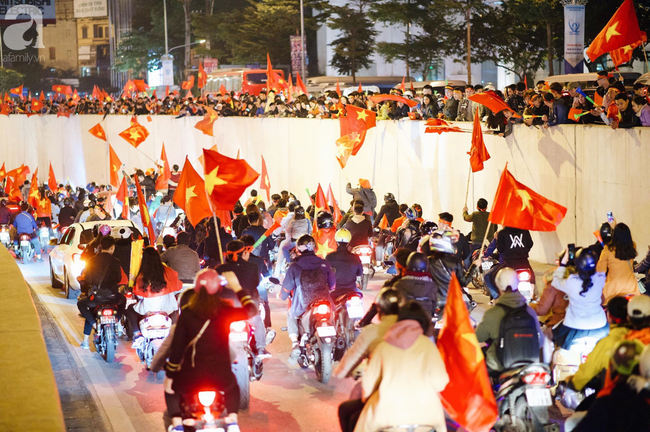 Chung kết AFF Cup: Hàng vạn CĐV đổ ra đường ăn mừng chiến thắng: 10 năm sau, lịch sử lại gọi tên Việt Nam! - Ảnh 8.