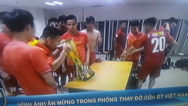 Là việc bị cấm suốt kỳ thi đấu, nhưng giành cúp xong đội tuyển Việt Nam đã ăn mừng ngay bằng việc này - Ảnh 4.