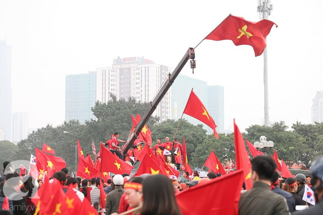 Chịu chơi như fan bóng đá Việt: Đính cờ lên xe cần cẩu, còn mang ra sân diễu hành trước giờ bóng lăn - Ảnh 3.