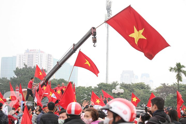 Chịu chơi như fan bóng đá Việt: Đính cờ lên xe cần cẩu, còn mang ra sân diễu hành trước giờ bóng lăn - Ảnh 2.