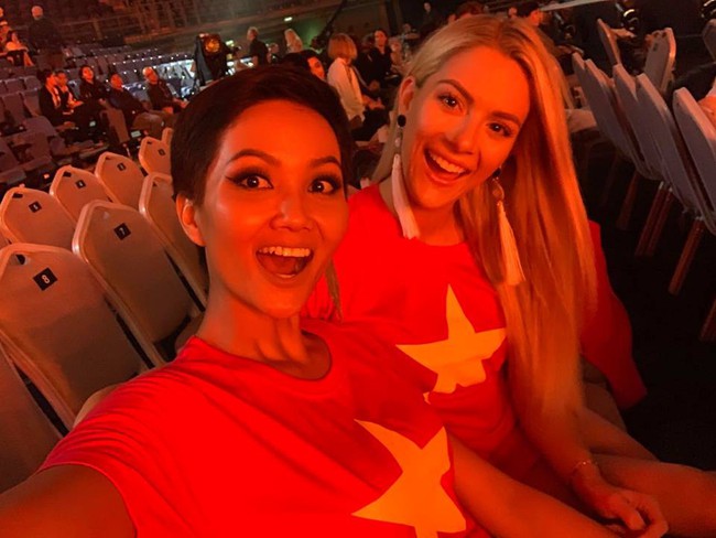 Sau khi chê bai tiếng Anh của HHen Niê, Hoa hậu Mỹ mặc áo cờ đỏ sao vàng cổ vũ bóng đá Việt Nam  - Ảnh 3.