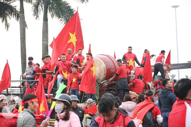 Chịu chơi như fan bóng đá Việt: Đính cờ lên xe cần cẩu, còn mang ra sân diễu hành trước giờ bóng lăn - Ảnh 1.