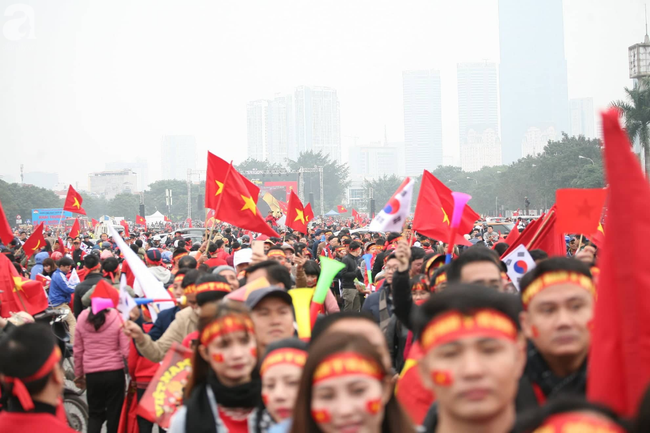 Chung kết AFF Cup: Hàng vạn CĐV đổ ra đường ăn mừng chiến thắng: 10 năm sau, lịch sử lại gọi tên Việt Nam! - Ảnh 40.