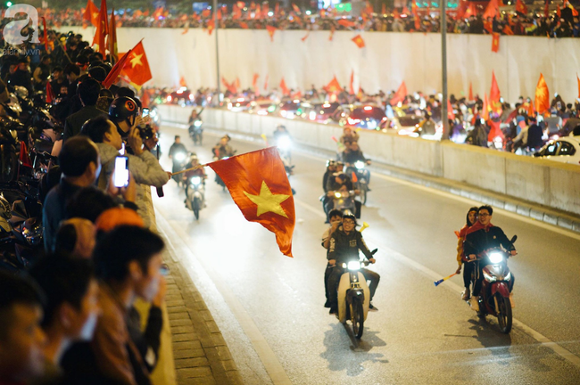 Chung kết AFF Cup: Hàng vạn CĐV đổ ra đường ăn mừng chiến thắng: 10 năm sau, lịch sử lại gọi tên Việt Nam! - Ảnh 9.