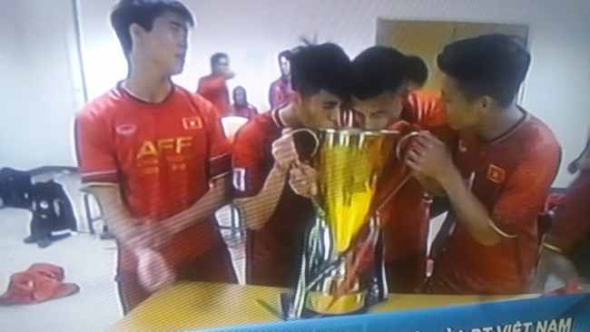 Là việc bị cấm suốt kỳ thi đấu, nhưng giành cúp xong đội tuyển Việt Nam đã ăn mừng ngay bằng việc này - Ảnh 6.