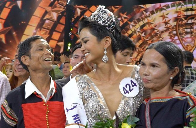 Bố mẹ HHen Niê từ Đắk Lắk sang Thái Lan cổ vũ con gái trước đêm chung kết Miss Universe 2018  - Ảnh 2.