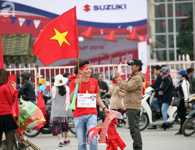 Hàng nghìn người ùn ùn kéo đến SVĐ Mỹ Đình sớm sẵn sàng tiếp lửa cho đội tuyển - Ảnh 5.