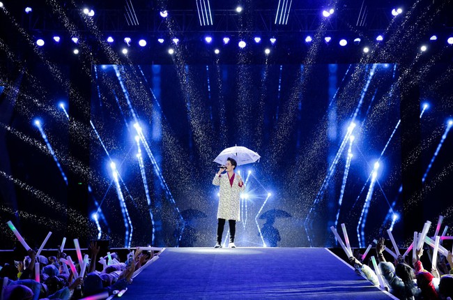 Vừa thách thức vòng eo của Ngọc Trinh, Thu Minh đã bất chấp nhảy dưới mưa  - Ảnh 11.