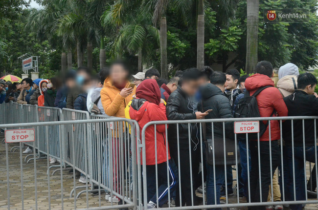 Clip: Cận cảnh những pha chặt chém của dân phe vé trước mặt công an, giá vé chợ đen trận Việt Nam-Malaysia lên 18 triệu đồng/cặp - Ảnh 1.
