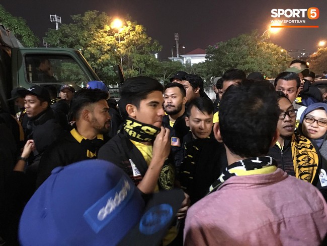 Bộ trưởng 9x, đẹp trai như hot boy của Malaysia không ngồi khán đài vip, hòa mình cùng Ultras tiếp lửa thầy trò Tan Cheng Hoe - Ảnh 1.