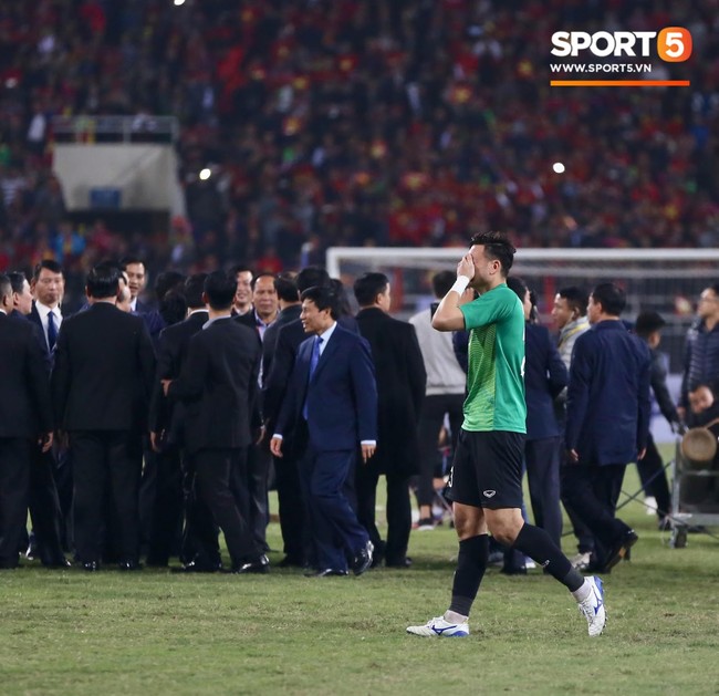 Khoảnh khắc đáng nhớ nhất AFF Cup 2018: Còi mãn cuộc vang lên, Gấu Nga Lâm Tây ôm khung thành khóc trong hạnh phúc - Ảnh 3.