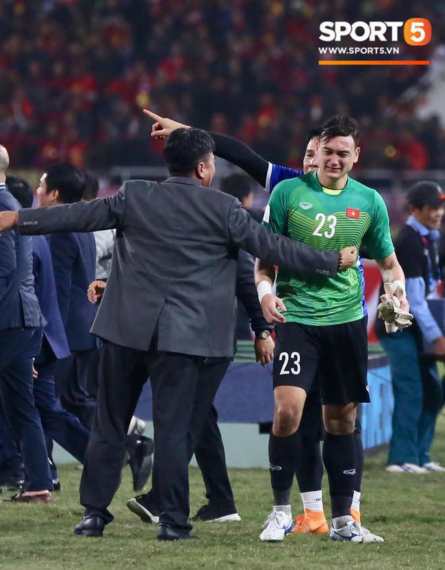 Khoảnh khắc đáng nhớ nhất AFF Cup 2018: Còi mãn cuộc vang lên, Gấu Nga Lâm Tây ôm khung thành khóc trong hạnh phúc - Ảnh 4.