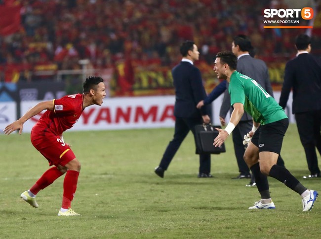 Khoảnh khắc đáng nhớ nhất AFF Cup 2018: Còi mãn cuộc vang lên, Gấu Nga Lâm Tây ôm khung thành khóc trong hạnh phúc - Ảnh 8.