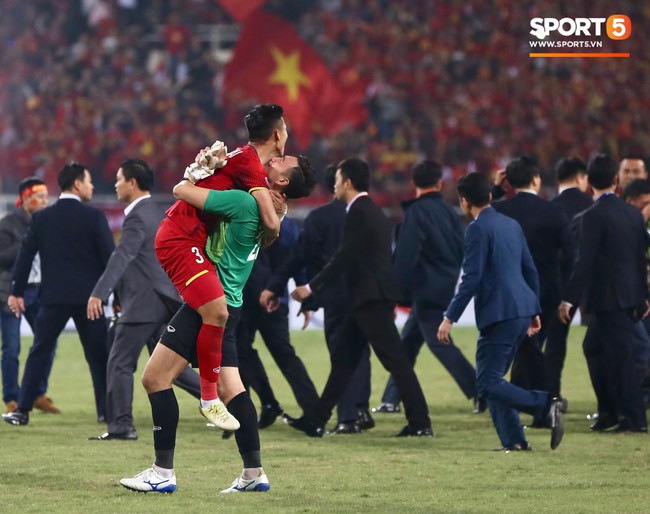 Khoảnh khắc đáng nhớ nhất AFF Cup 2018: Còi mãn cuộc vang lên, Gấu Nga Lâm Tây ôm khung thành khóc trong hạnh phúc - Ảnh 9.