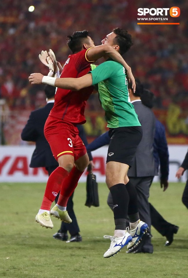 Khoảnh khắc đáng nhớ nhất AFF Cup 2018: Còi mãn cuộc vang lên, Gấu Nga Lâm Tây ôm khung thành khóc trong hạnh phúc - Ảnh 10.