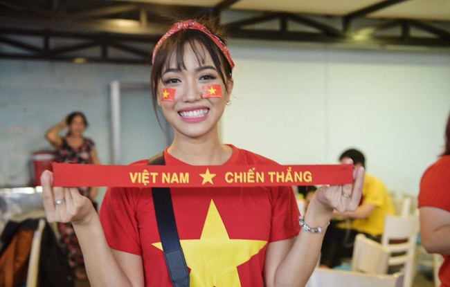 Máu lửa như Hồ Ngọc Hà, bận đi diễn vẫn không quên tranh thủ rủ fan đi bão mừng đội tuyển Việt Nam - Ảnh 7.