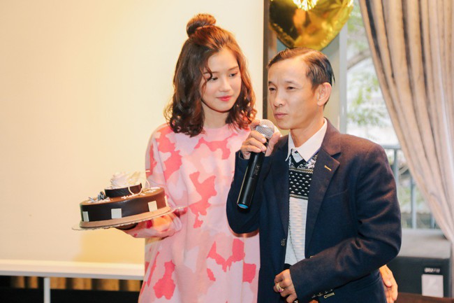 Mừng sinh nhật cùng fan, Hoàng Yến Chibi xúc động khi bố ruột bỗng dưng xuất hiện  - Ảnh 4.