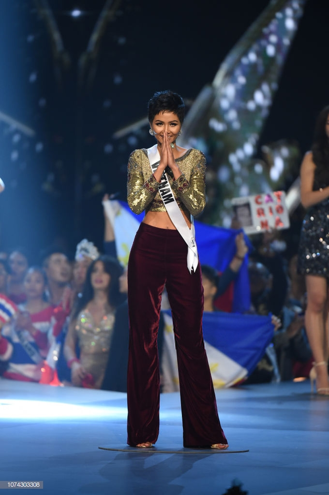 Điều đặc biệt nhất chung kết Miss Universe 2018: Giữa rừng váy dạ hội, HHen Niê một mình một kiểu với set đồ này - Ảnh 5.