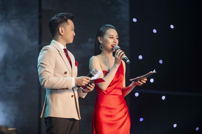 Mạnh Trường tranh thủ ôm eo Quỳnh búp bê Phương Oanh - Ảnh 11. Mạnh Trường tranh thủ ôm eo Quỳnh búp bê Phương Oanh - Ảnh 11.