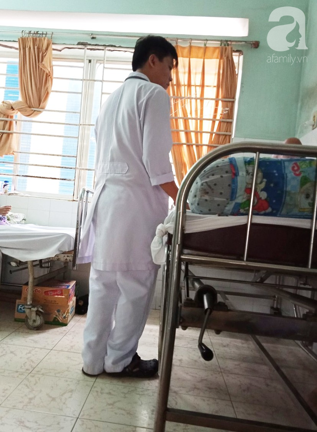 Vợ mất sau khi sinh, người chồng bị hoại tử tay chân nguy kịch được hỗ trợ 130 triệu đồng, sắp về gặp mặt con - Ảnh 2. Vợ mất sau khi sinh, người chồng bị hoại tử tay chân nguy kịch được hỗ trợ 130 triệu đồng, sắp về gặp mặt con - Ảnh 2.