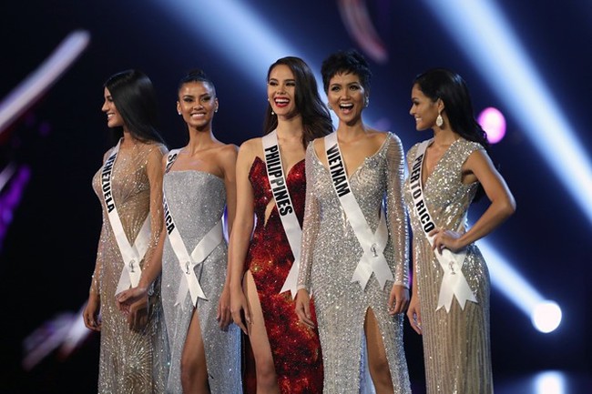 Mình Catriona Gray mặc đầm đỏ rực khiến Top 5 Miss Universe 2018 bị ví như nhóm Tân Hoa hậu và những người bạn - Ảnh 1.