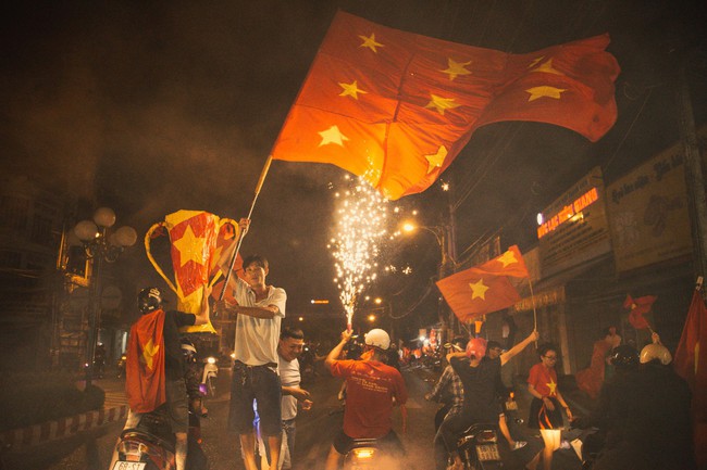 Những khoảnh khắc ấn tượng khó quên của hàng triệu người hâm mộ cả nước khi ĐT Việt Nam vô địch AFF Cup 2018 - Ảnh 12.