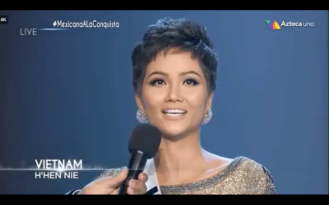 Trực tiếp: Cùng Top 15 bước vào vòng phỏng vấn ngắn với MC, HHen Niê cố gắng nói tiếng Anh dù ấp úng - Ảnh 1.