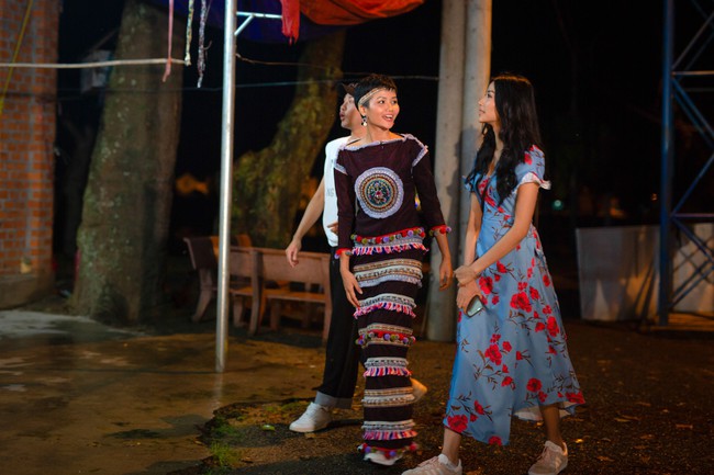 Không diện váy áo lộng lẫy, Hoa hậu HHen Niê vẫn đẹp rạng ngời khi khoác lên mình trang phục dân tộc Êđê - Ảnh 3.