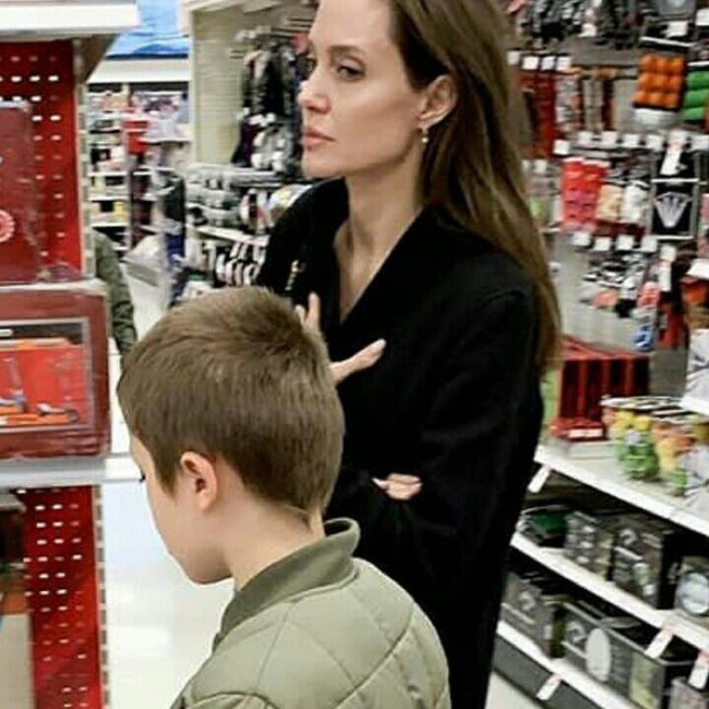 Angelina Jolie đưa con ruột đi chơi sau khi tố chồng cũ từng ghét bỏ Pax Thiên - Ảnh 1.